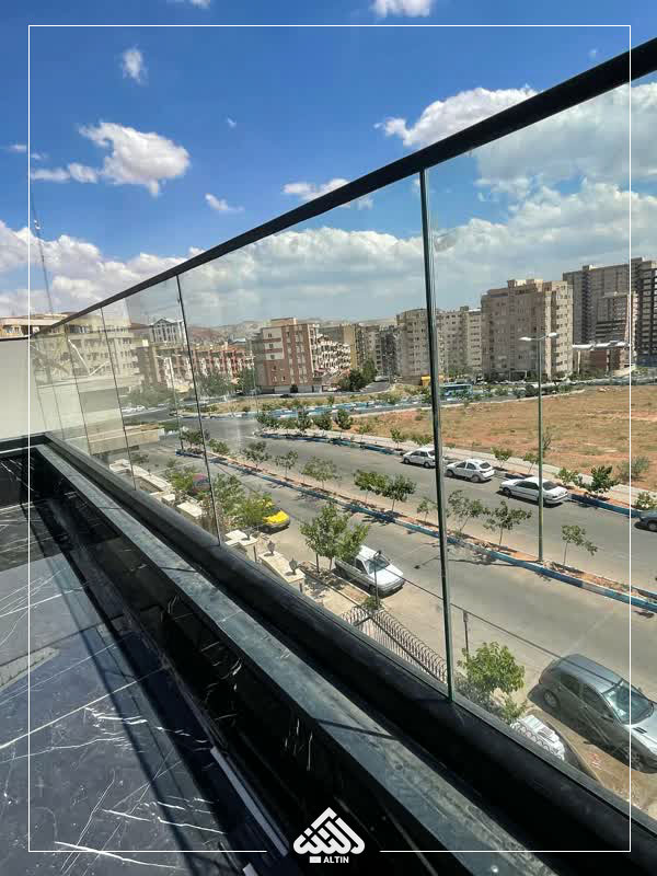 نمونه کار نرده شیشه ای در شهرک اندیشه بروجرد